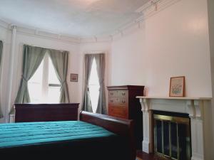 A bed or beds in a room at Mini Mansion Hotel affordable stays Plainfield NJ near public transportation