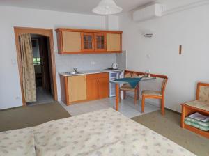 cocina con cama y mesa en una habitación en Ágnes Hotel, en Hévíz