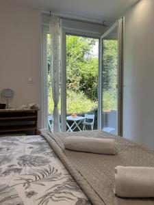 een slaapkamer met een groot bed en een glazen schuifdeur bij Apartment Toni in Lovran