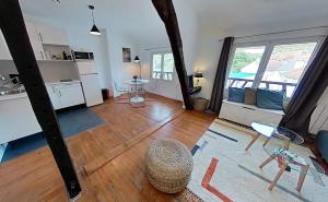 een woonkamer met een keuken en een tafel bij Vue sur Seine in Vernon