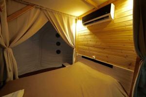 Rúm í herbergi á Bubble Tents