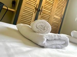 a white towel sitting on top of a bed at Le Loft Manhattan, en centre ville, proche Sainte Bernadette avec Parking, PRIMO C0NCIERGERIE in Nevers