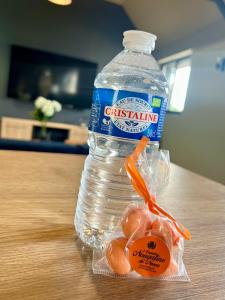 a bottle of water sitting on top of a table at Le Loft Manhattan, en centre ville, proche Sainte Bernadette avec Parking, PRIMO C0NCIERGERIE in Nevers