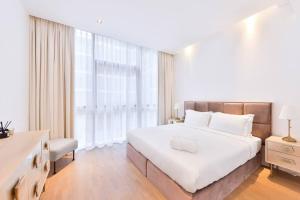 En eller flere senge i et værelse på NEW! Luxurious 3 bedroom apartment in City Walk