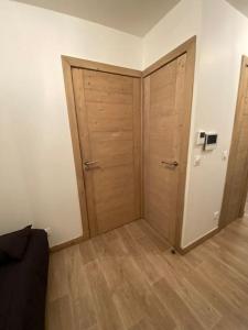 a room with a closet with a wooden door at Appartement très cosy en plein centre in Les Gets