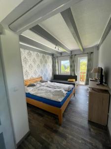 1 dormitorio con 1 cama en una habitación en Berghaus Gesäuse en Weng im Gesäuse