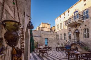 une allée avec des tables et des chaises dans un ancien bâtiment dans l'établissement Anadolu Evleri, à Gaziantep