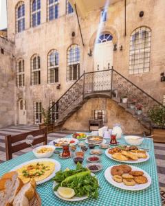 stół z talerzami żywności na dachu budynku w obiekcie Anadolu Evleri w mieście Gaziantep