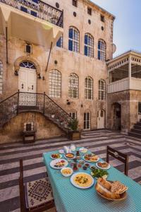 un tavolo con piatti di cibo in cima a un edificio di Anadolu Evleri a Gaziantep