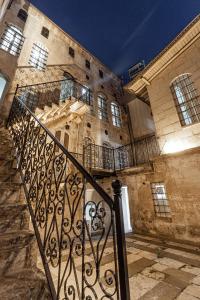 Elle offre une vue sur l'extérieur d'un bâtiment avec un escalier. dans l'établissement Anadolu Evleri, à Gaziantep