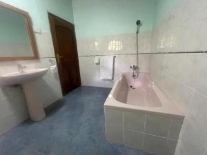 Ένα μπάνιο στο Joe & El Heritage Villa +31 φωτογραφίες