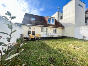 a house with a yard in front of it at COC - La Dune Daval - Vue Mer in Wissant