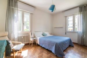 a bedroom with a bed and two windows at enJoy Home - Bilocale sulle Riviere a due passi dalla Specola in Padova