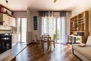a kitchen and living room with a table and chairs at enJoy Home - Bilocale sulle Riviere a due passi dalla Specola in Padova