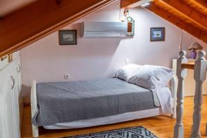 una camera da letto con un letto in una stanza di Steffi's Place,Corfu Old Town a Città di Corfù Altre 2 foto