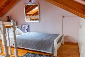 una camera da letto con un letto e uno specchio di Steffi's Place,Corfu Old Town a Città di Corfù