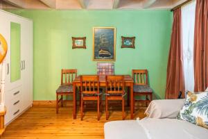 una sala da pranzo con tavolo e sedie in legno di Steffi's Place,Corfu Old Town a Città di Corfù