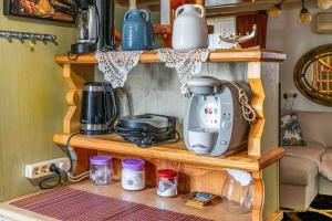 una mensola della cucina con vari elettrodomestici di Steffi's Place,Corfu Old Town a Città di Corfù