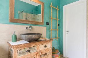 a bathroom with a sink and a mirror at enJoy Home - Bilocale sulle Riviere a due passi dalla Specola in Padova +28 photos
