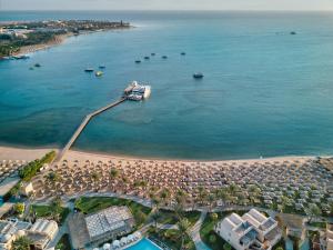 - une vue aérienne sur une plage avec un bouquet de condos dans l'établissement Jaz Makadi Saraya Resort, à Hurghada