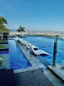 Πισίνα στο ή κοντά στο Luxury living @ Eastwood