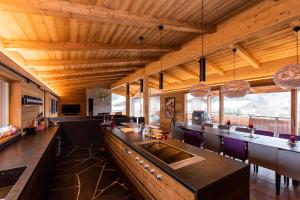TV a/nebo společenská místnost v ubytování Riffelalp Lodge