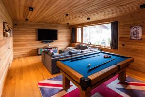 TV a/nebo společenská místnost v ubytování Riffelalp Lodge