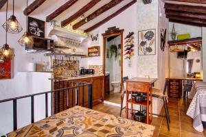 a kitchen with a table and a counter in a room at The Nook (El Recoveco) in Canillas de Aceituno