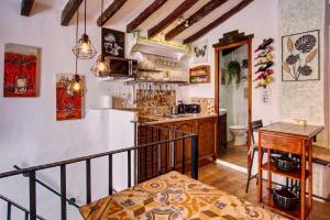 een keuken met een tafel en een aanrecht in een kamer bij The Nook (El Recoveco) in Canillas de Aceituno