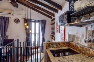 een keuken met een aanrecht en een trap in een kamer bij The Nook (El Recoveco) in Canillas de Aceituno