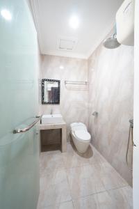 een badkamer met een toilet en een wastafel bij DS Colive Marina in Semarang