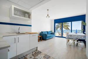 a kitchen and dining room with a view of the ocean at La Casa del Pescador Calafellmar in Calafell