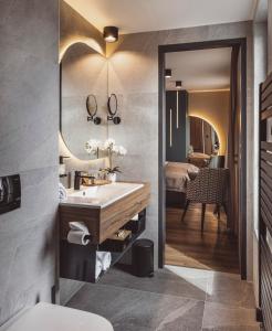 A bathroom at Mediterraneo Luxury Room Esztergom