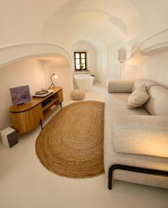 1 dormitorio con cama, mesa y alfombra en Kaple svaté Markéty, en Žďár nad Sázavou