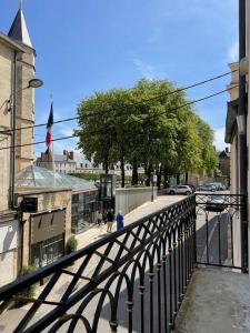 d'un balcon offrant une vue sur une rue de la ville. dans l'établissement Le cocon des ducs, appartement centre historique, à Nevers