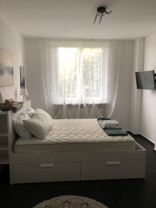 a bed in a bedroom with a window at Casa Gaiani Villetta in riva al lago vista mozzafiato in Varano Borghi