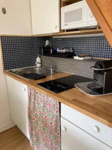 a kitchen with a sink and a stove top oven at MAISON & JARDIN PRIVÉ CENTRE VILLE in Fontainebleau