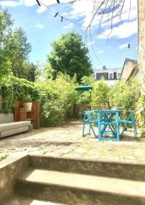 a blue picnic table sitting in a yard at MAISON & JARDIN PRIVÉ CENTRE VILLE in Fontainebleau