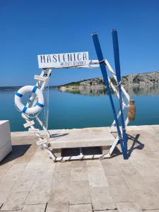ein Strandkorb mit einem Schild mit der Aufschrift „Masestationa Beach Resort“ in der Unterkunft Rustic Home Maslenica in Maslenica