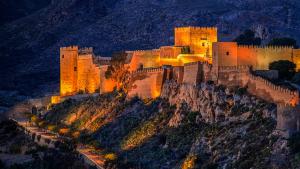 um castelo no topo de uma montanha à noite em Expoholidays- Apartamento Federico García Lorca em Almeria
