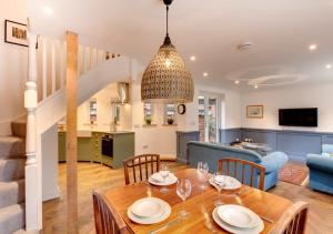 een eetkamer en een woonkamer met een tafel en stoelen bij Zeppelin in Woodbridge