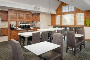 une salle à manger avec des tables et des chaises ainsi qu'une cuisine dans l'établissement Residence Inn Chico, à Chico