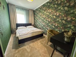 um quarto com uma cama e uma secretária. em MILIA wine & event resort em Dunajský Klátov