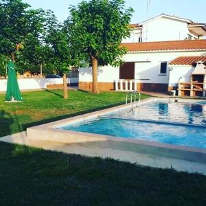 una piscina en un patio junto a una casa en CAL RUSC ALLOTJAMENT RURAL en Crespiá