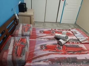 a bed with two red race cars on it at F2 privé Rénové Green corner in Saint-Denis