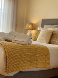 ナザレにあるNazare Marのベッドルームにベッド2台(タオル、枕付)