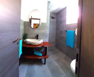 y baño con lavabo y espejo. en Apartments Maltašić, en Vir