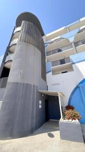 樂巴凱爾斯的住宿－Appartement idéal pour famille vue sur la piscine 4GB217，一座带门和窗户的大建筑