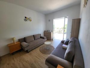Ein Sitzbereich in der Unterkunft Rustic Home Maslenica