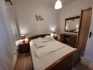 Ein Bett oder Betten in einem Zimmer der Unterkunft Rustic Home Maslenica